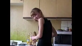 Kızı mutfakta babasıyla flört ediyor