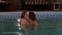Havuzda ve jakuzide genç lezbiyenler