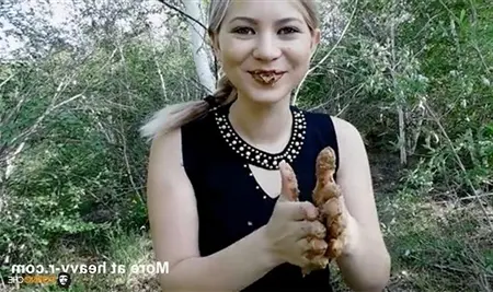 Rus kızı ormanda bokunu yiyor